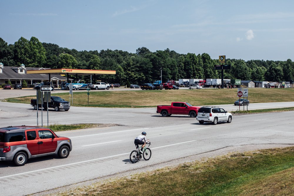 Cyklista na dálnici při závodě napříč Amerikou RAAm